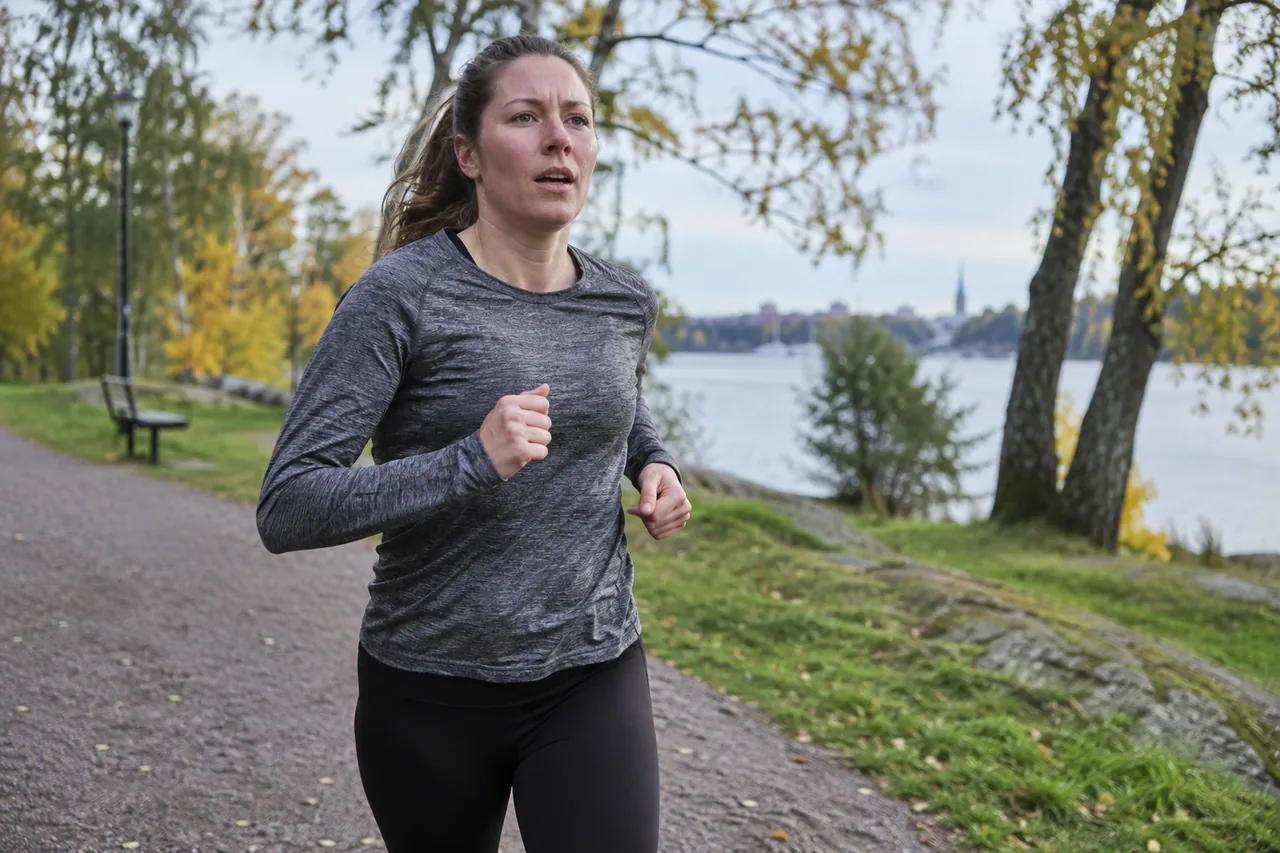 Motionär springer intervaller utomhus i högt tempo