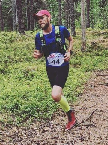 Sven-Anders Bergström springer ett traillopp med nummerlapp 44