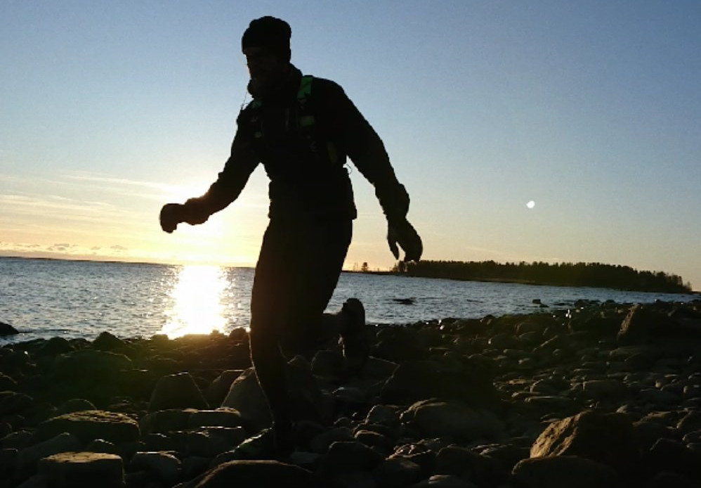 löpning i solnedgång, stenig strandkant, holmsund/umeå