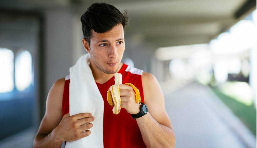 äter en banan efter löpträningen