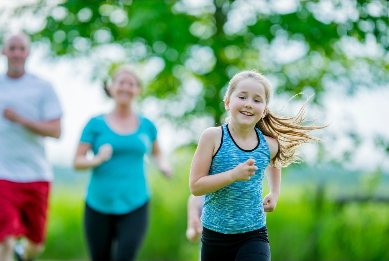 en balanserad livsstil med löpning för gammal som ung