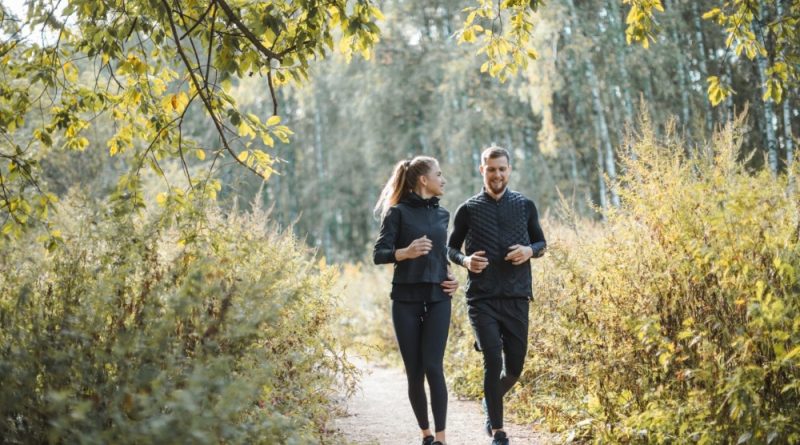 ett par joggar i en park